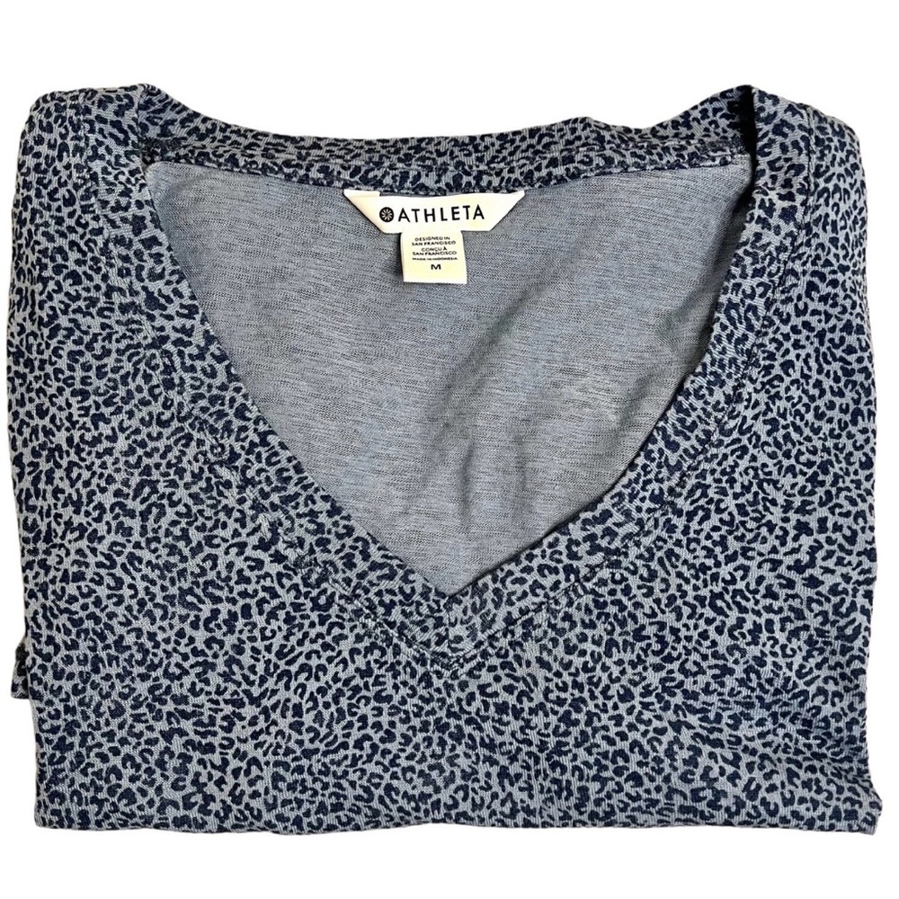 🌟 2/$18 SALE Athleta Breezy Scoop V-neck Short Sleeve Blue Leopard Print Medium - Picture 4 of 6